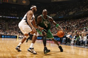 爱游戏 电竞-詹姆斯强势复出湖人再度问鼎榜首，詹姆斯复出前湖人战绩